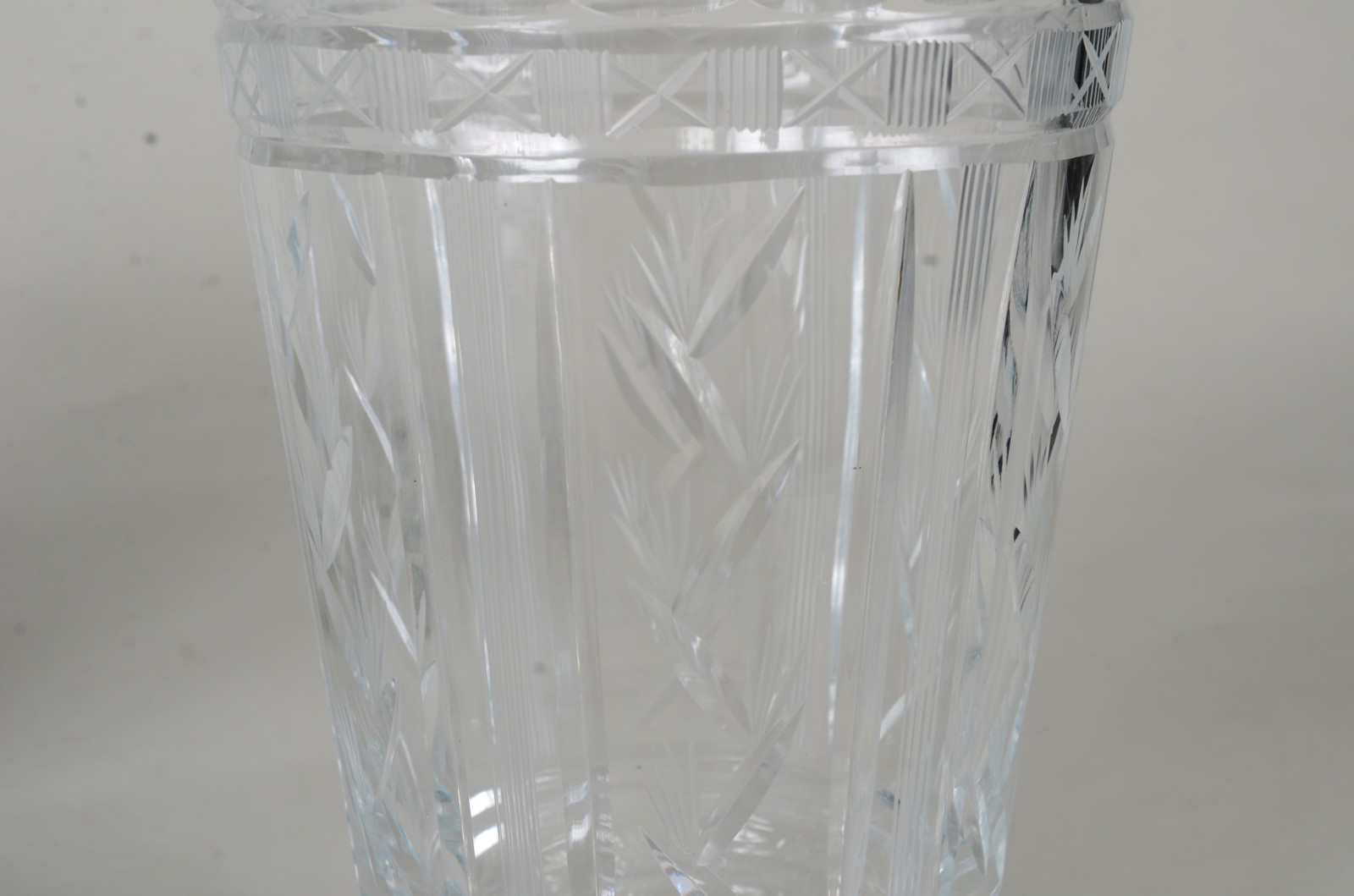 Dois vasos de Cristal lapidados. ( pequeno lascados na borda) - foto 3 de 7