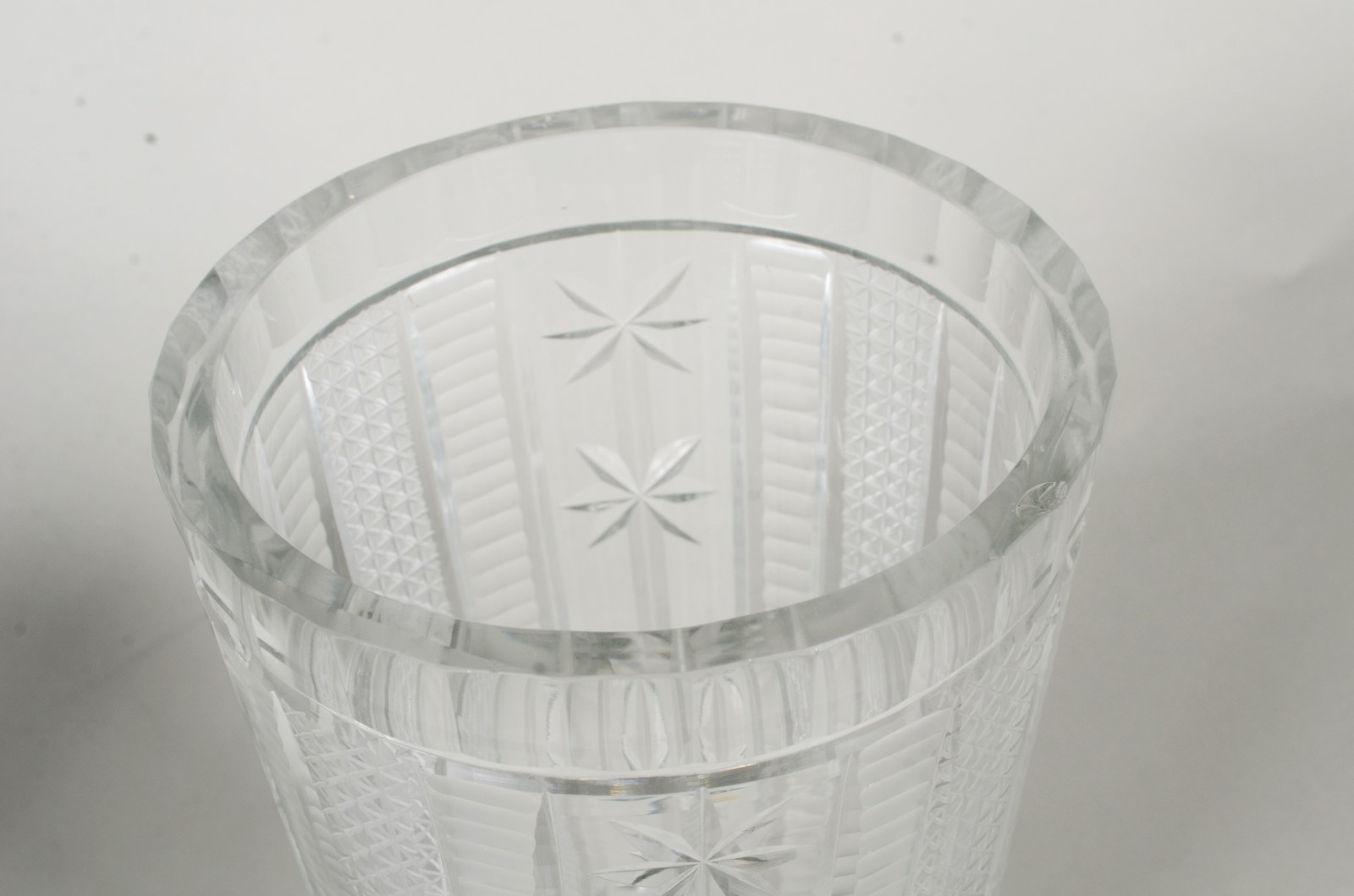 Dois vasos de Cristal lapidados. ( pequeno lascados na borda) - foto 4 de 7