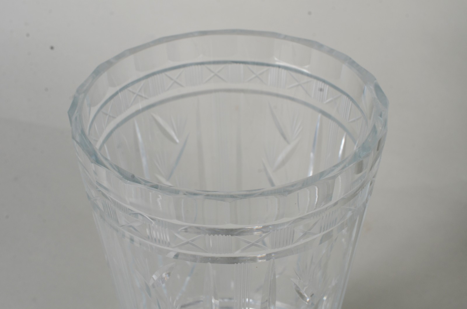 Dois vasos de Cristal lapidados. ( pequeno lascados na borda) - foto 5 de 7