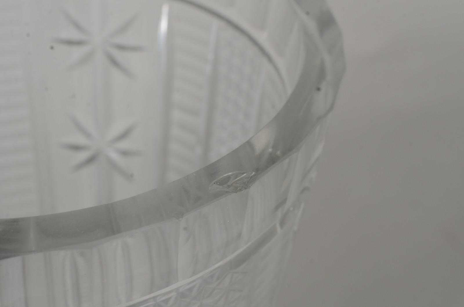 Dois vasos de Cristal lapidados. ( pequeno lascados na borda) - foto 6 de 7