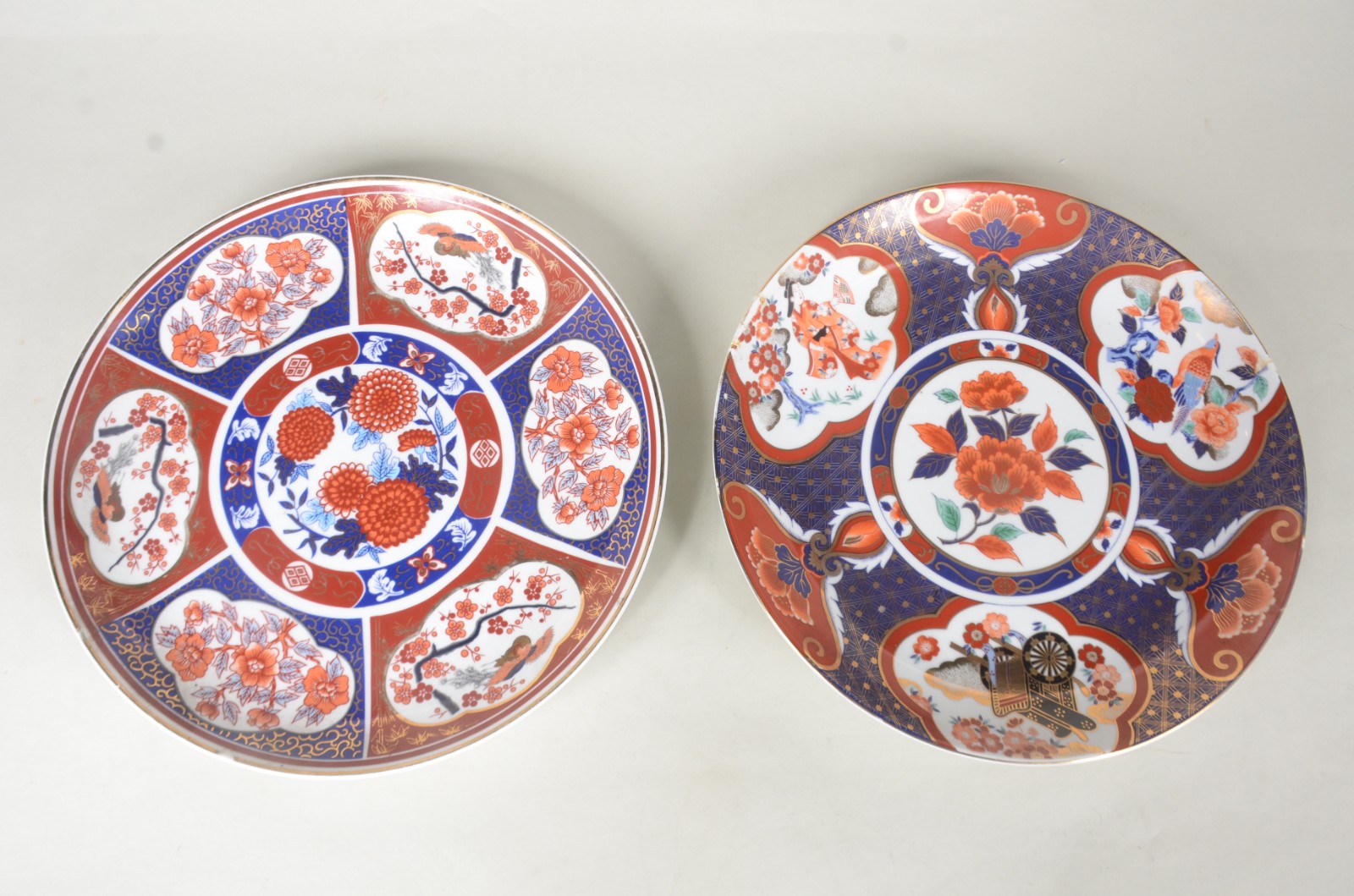 Par de medalhões de porcelana Japonesa decoradas ao gosto Imari. - foto 1 de 8