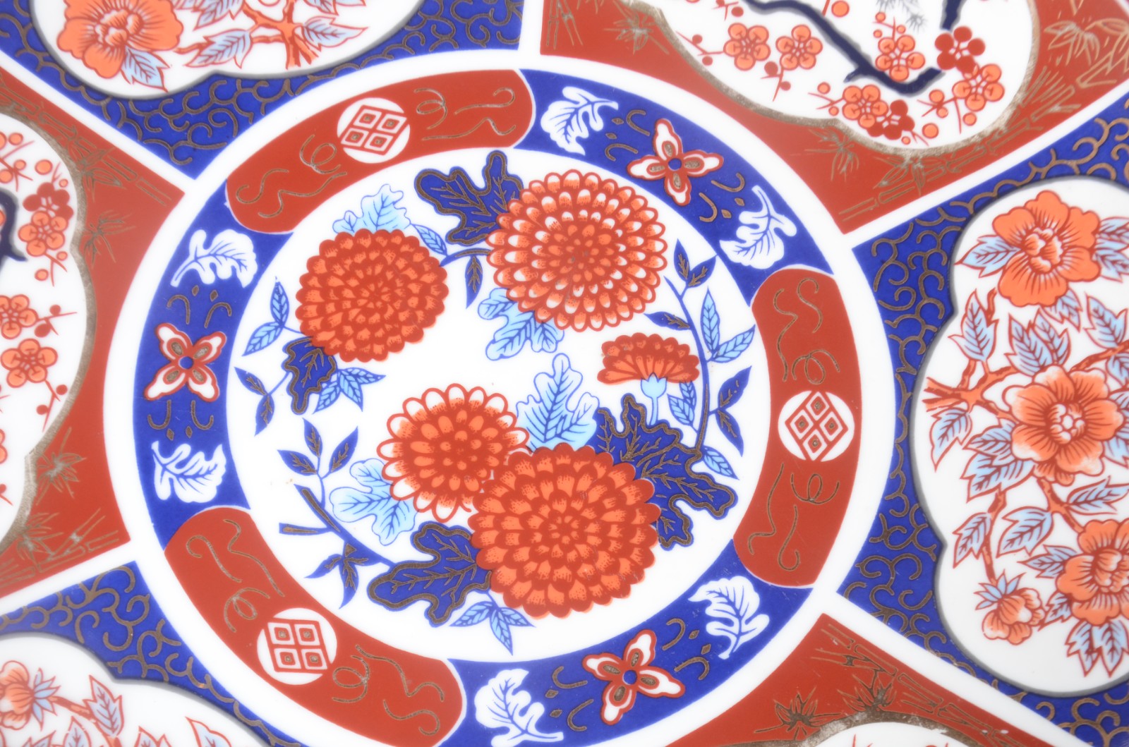 Par de medalhões de porcelana Japonesa decoradas ao gosto Imari. - foto 2 de 8