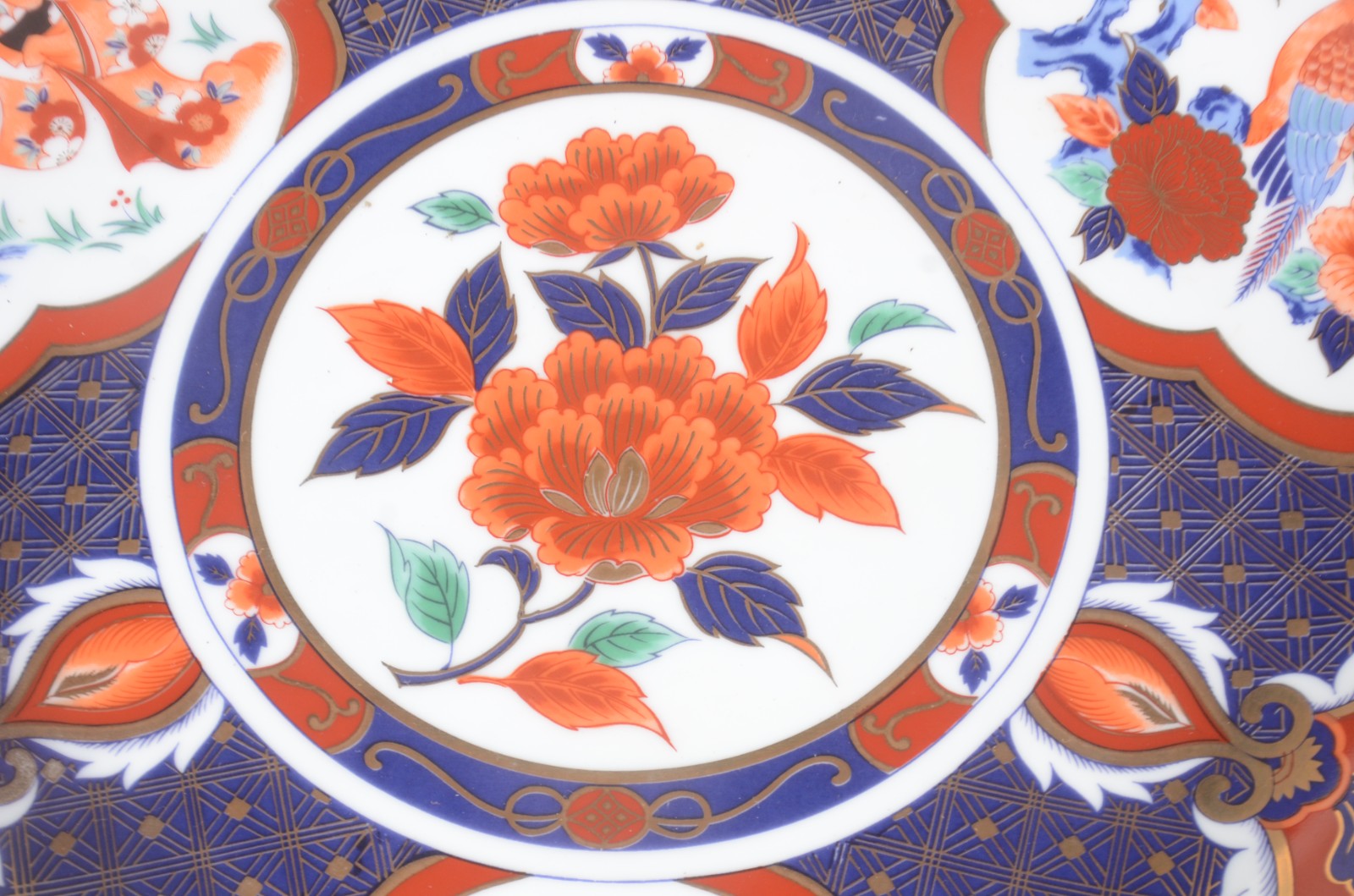 Par de medalhões de porcelana Japonesa decoradas ao gosto Imari. - foto 3 de 8