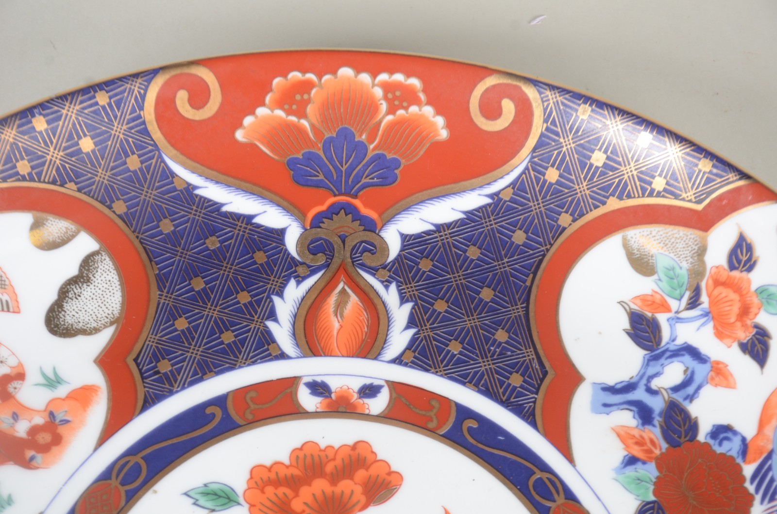 Par de medalhões de porcelana Japonesa decoradas ao gosto Imari. - foto 4 de 8