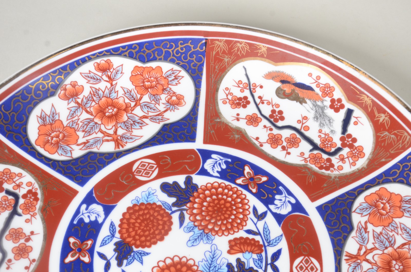 Par de medalhões de porcelana Japonesa decoradas ao gosto Imari. - foto 5 de 8