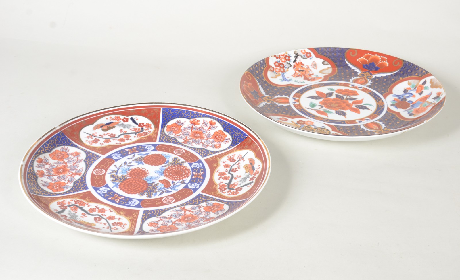 Par de medalhões de porcelana Japonesa decoradas ao gosto Imari. - foto 8 de 8