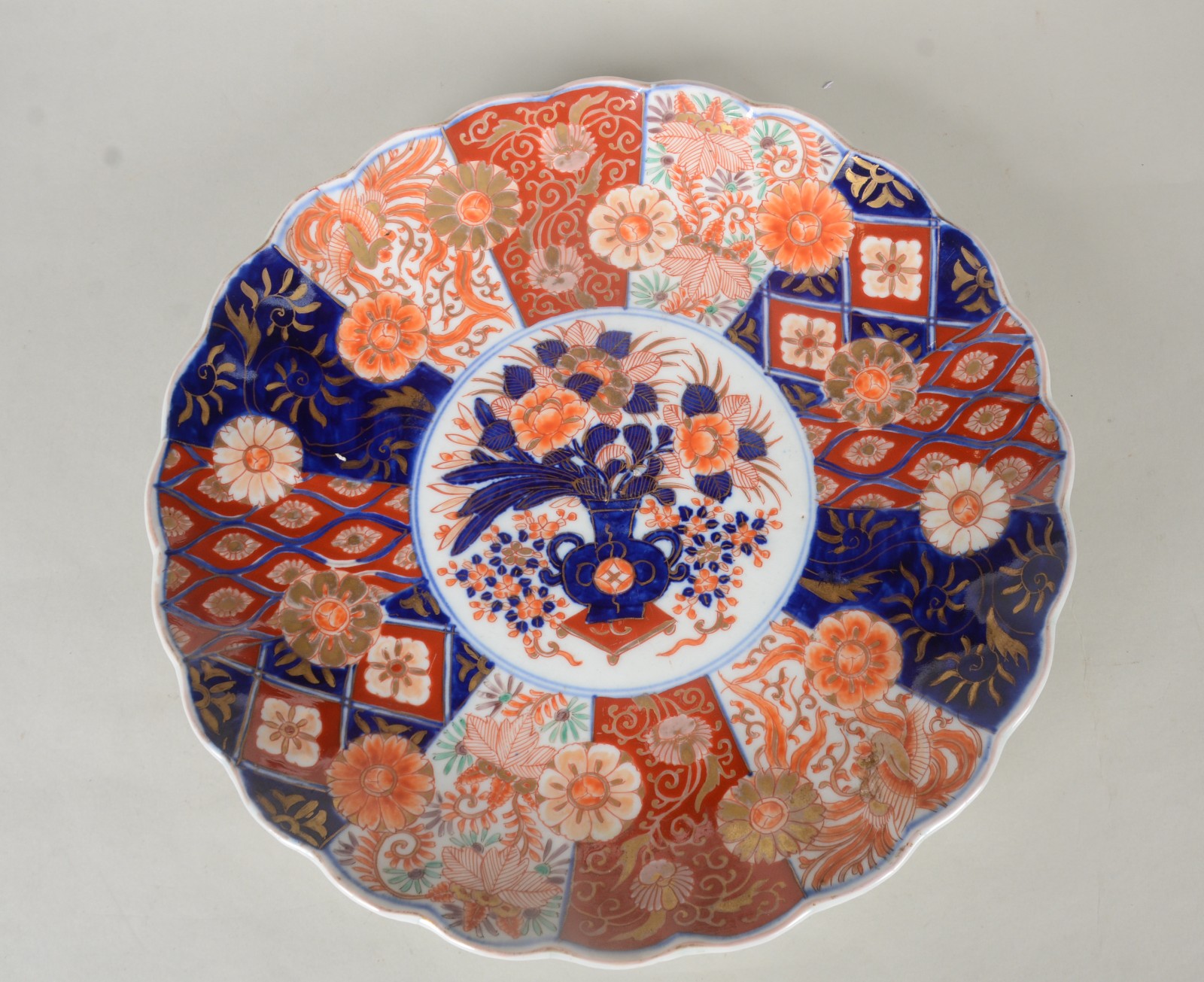 Medalhão de porcelana japonesa Imari, borda recortada. - foto 1 de 5