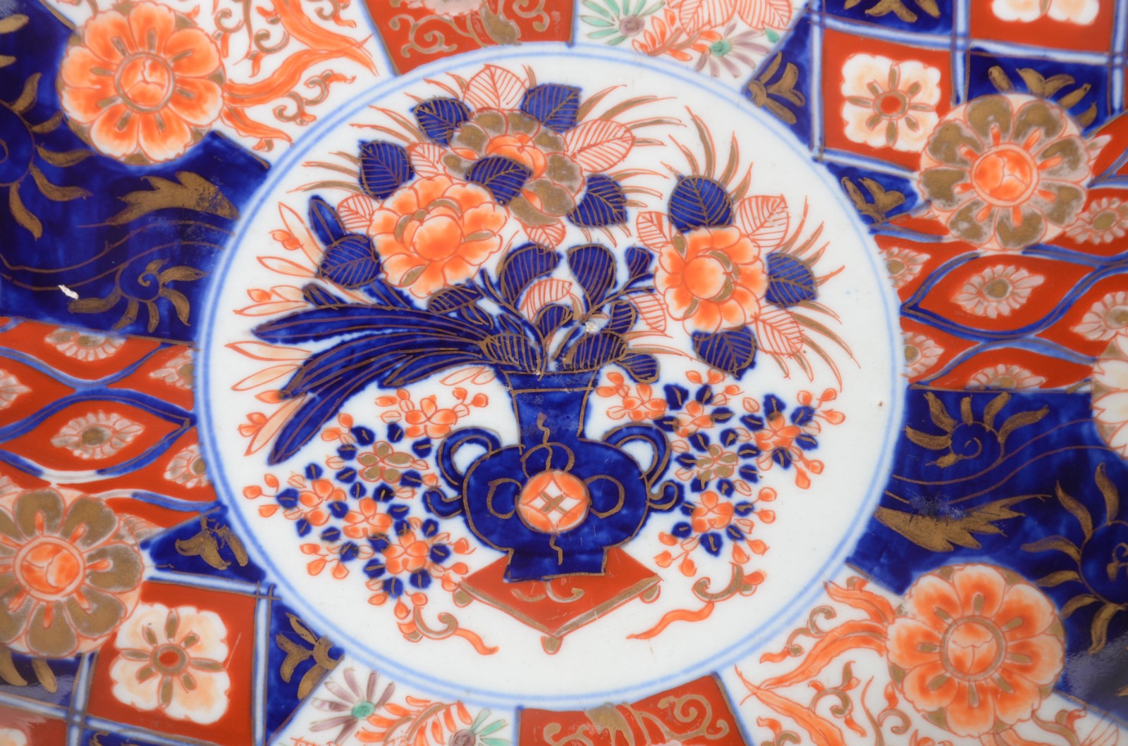 Medalhão de porcelana japonesa Imari, borda recortada. - foto 2 de 5