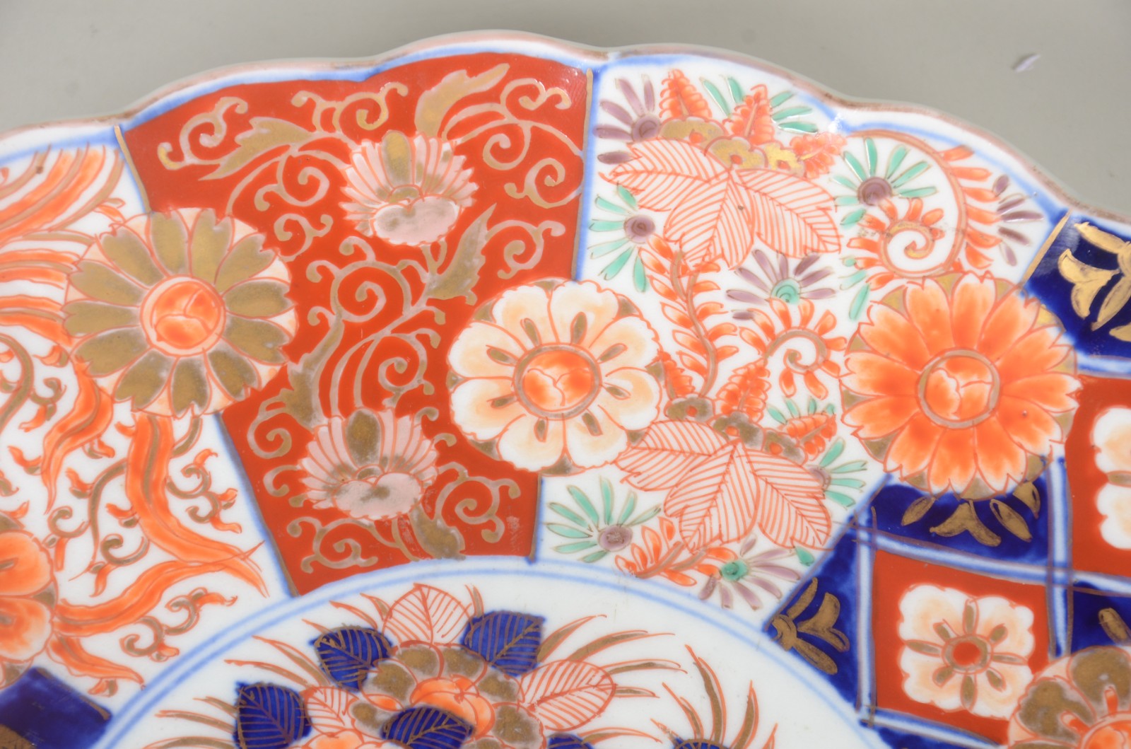 Medalhão de porcelana japonesa Imari, borda recortada. - foto 3 de 5
