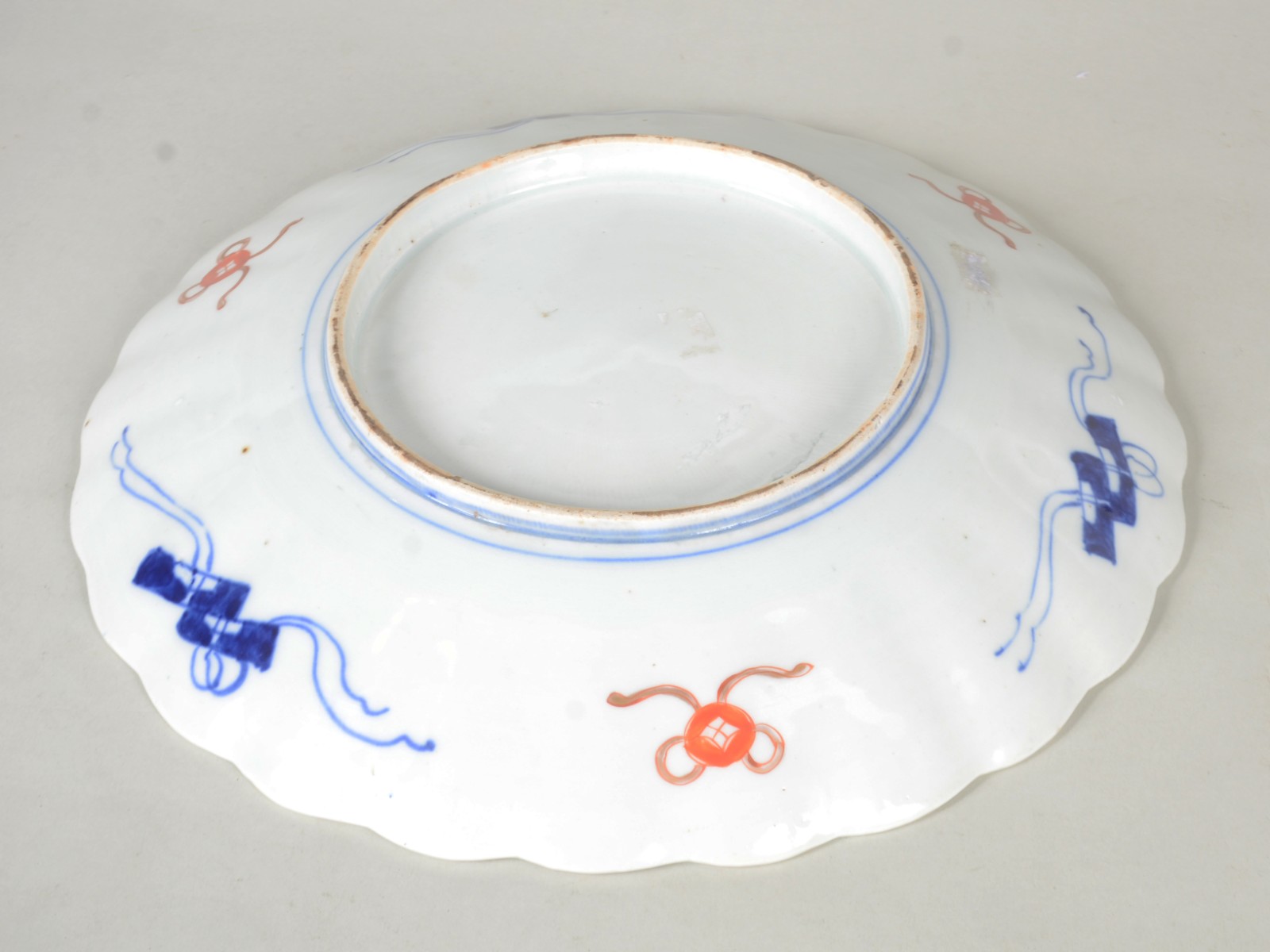 Medalhão de porcelana japonesa Imari, borda recortada. - foto 4 de 5