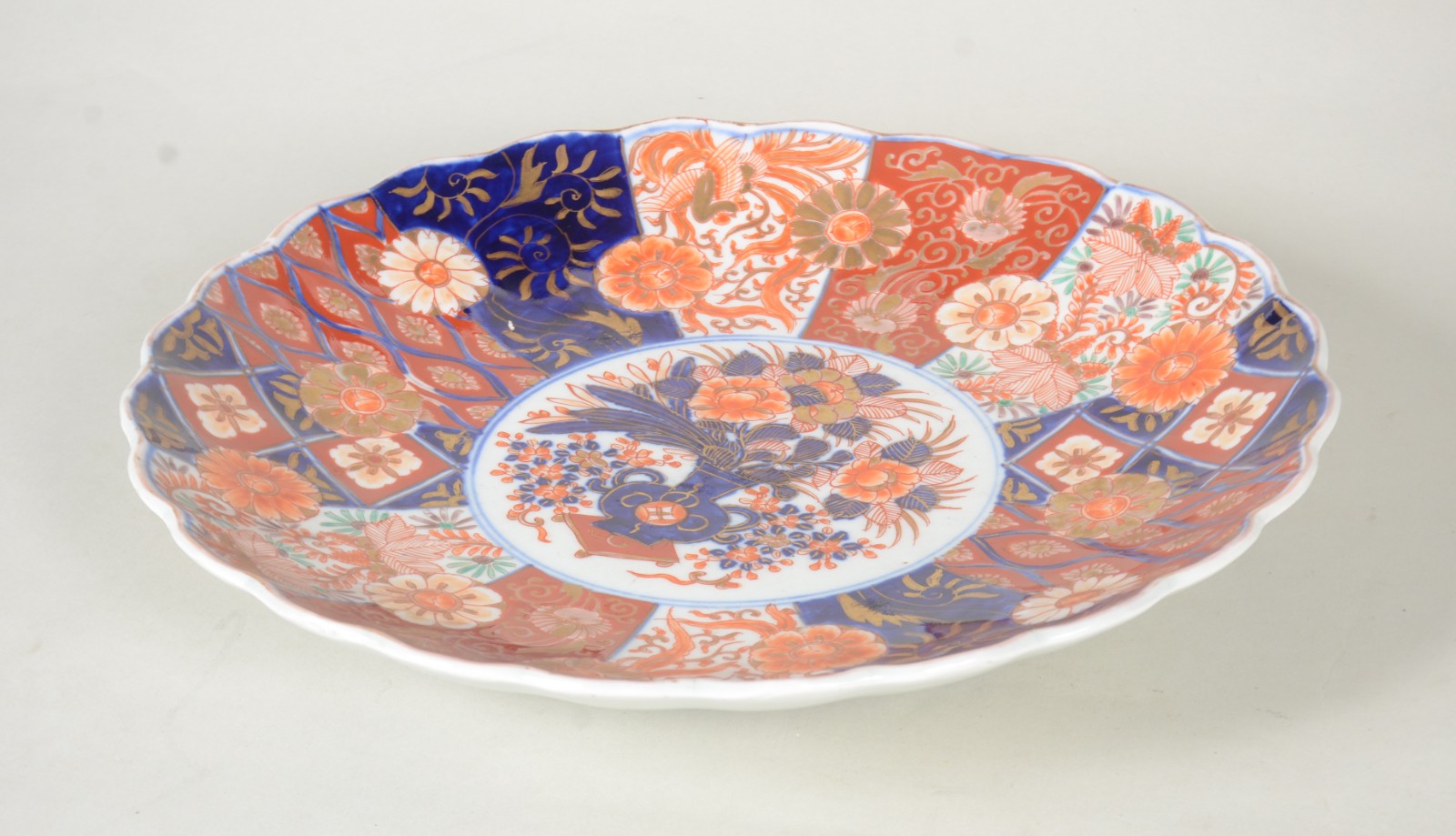 Medalhão de porcelana japonesa Imari, borda recortada. - foto 5 de 5