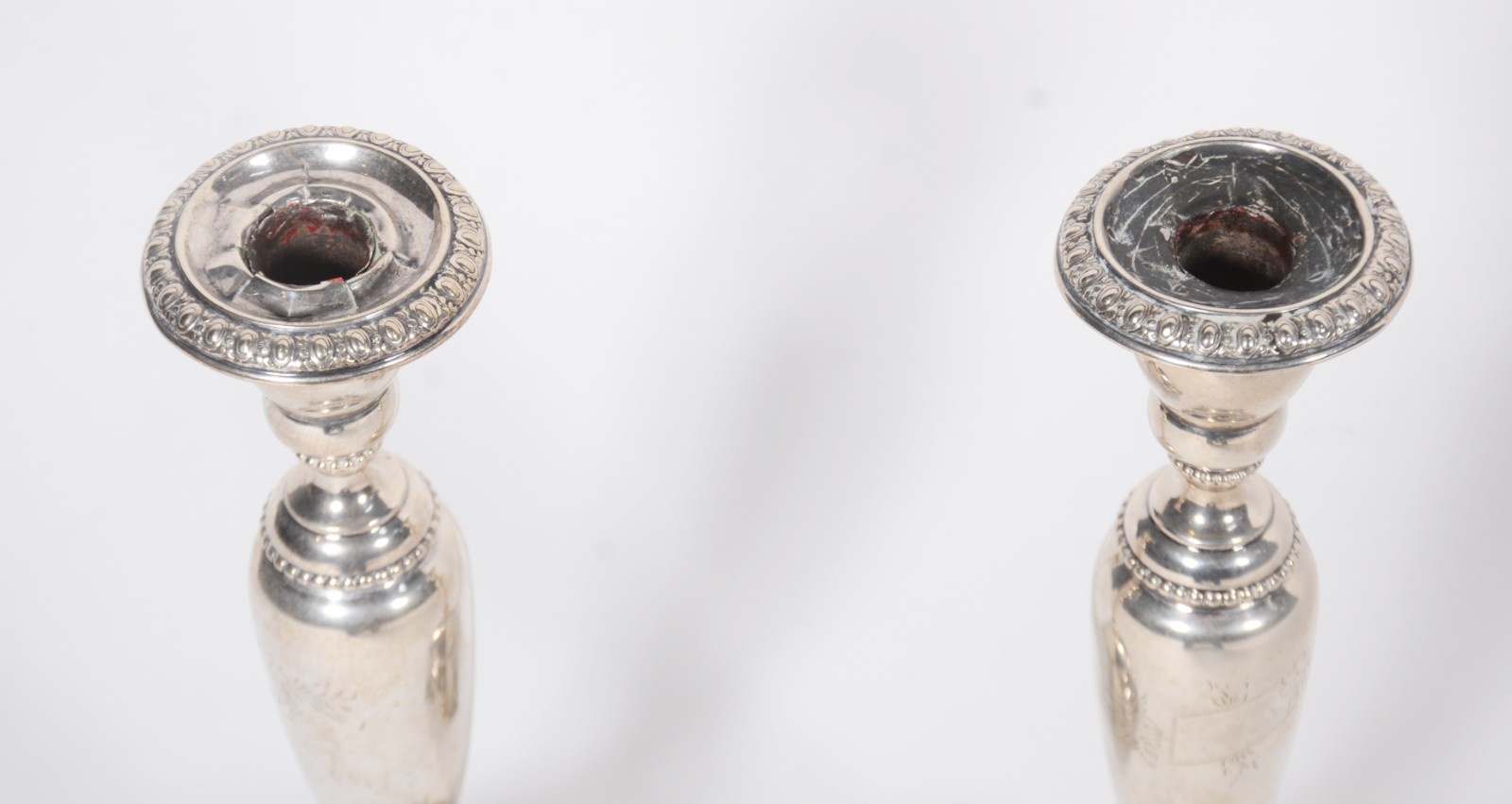 Par de castiçais de prata de lei, bordas peroladas e monogramas... - foto 4 de 11