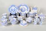 Royal Doulton (1815),  - Serviço para chá e café de faiança inglesa Royal Doulton, na cor azul e branca, composto de: 10 xícaras de café com pires, 10 xícaras de chá com pires