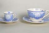 Royal Doulton (1815),  - Serviço para chá e café de faiança inglesa Royal Doulton, na cor azul e branca, composto de: 10 xícaras de café com pires, 10 xícaras de chá com pires