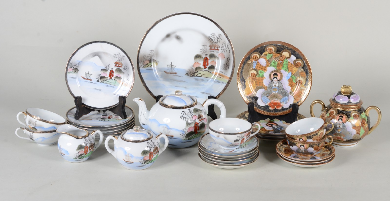 Dois conjuntos de porcelana oriental, sendo um decorado com figuras... - foto 1 de 11