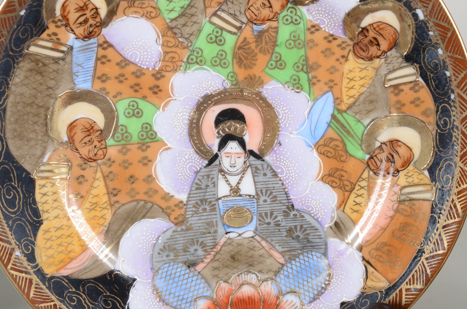 Dois conjuntos de porcelana oriental, sendo um decorado com figuras... - foto 3 de 11