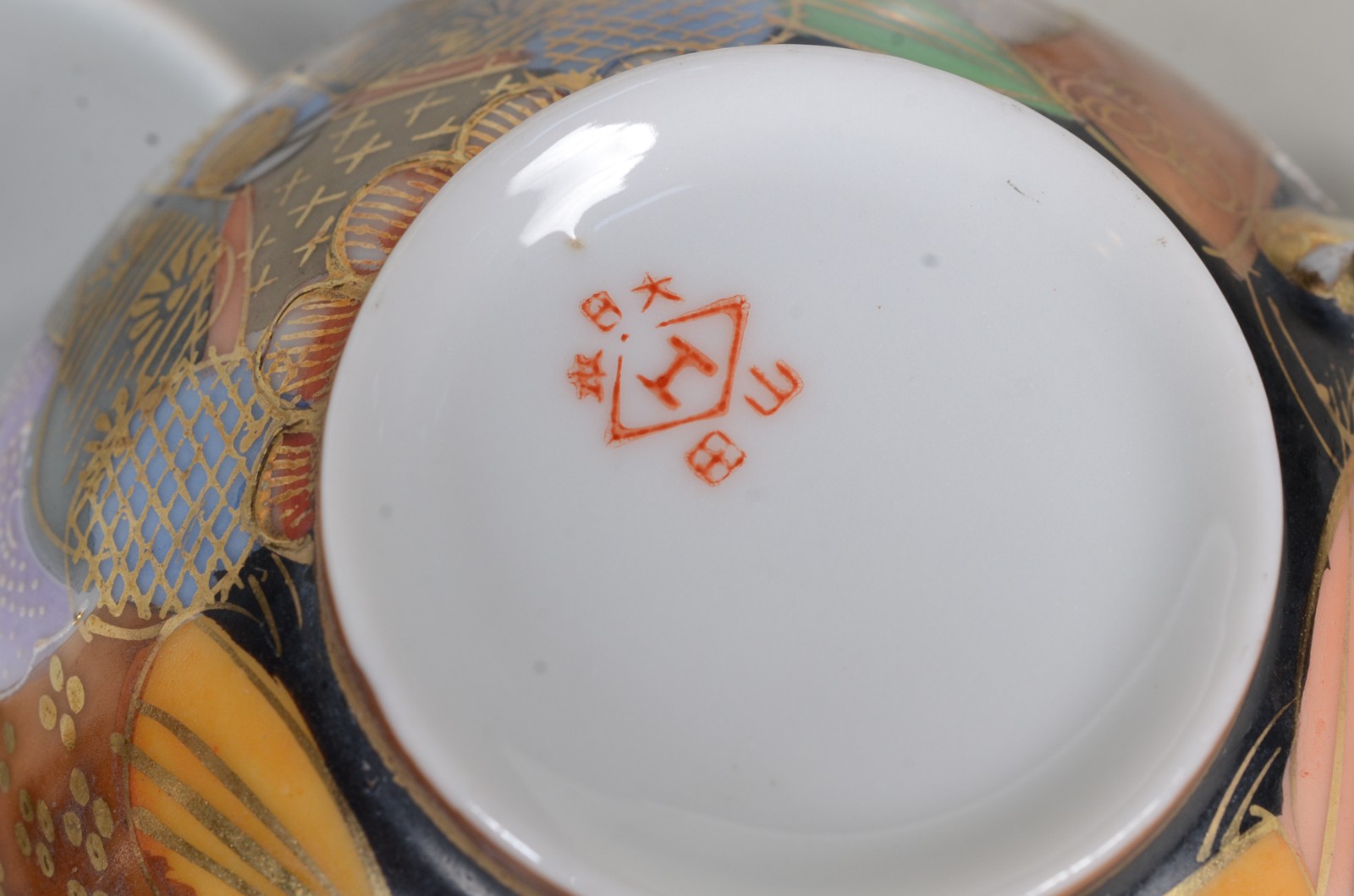 Dois conjuntos de porcelana oriental, sendo um decorado com figuras... - foto 6 de 11