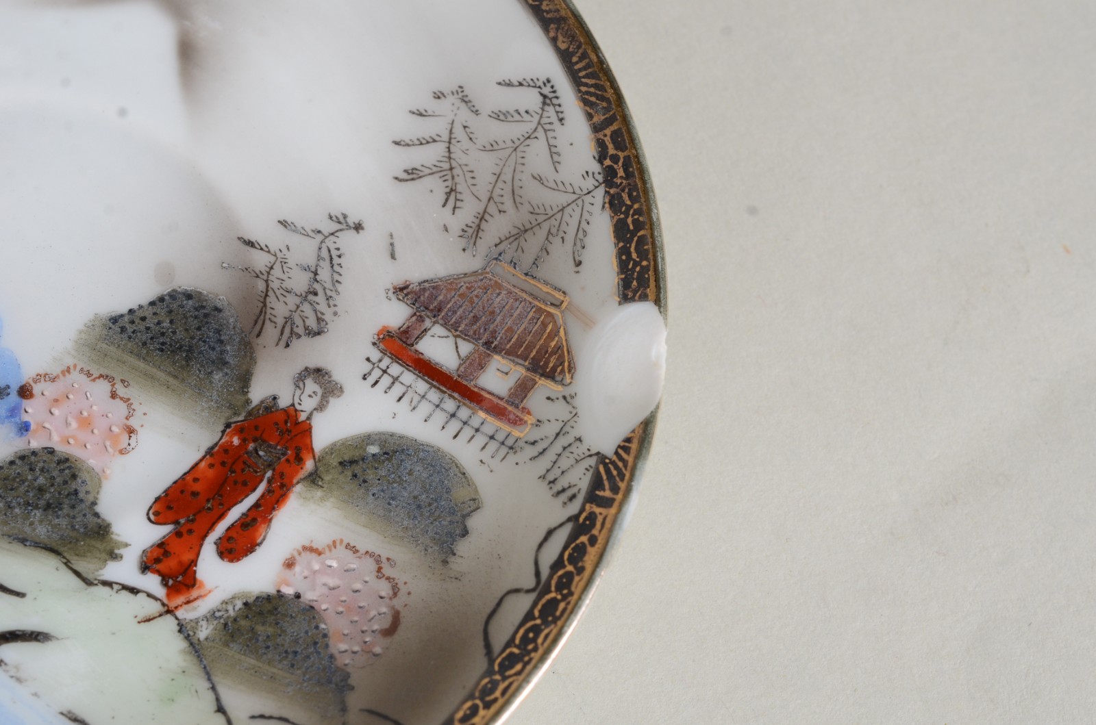 Dois conjuntos de porcelana oriental, sendo um decorado com figuras... - foto 9 de 11