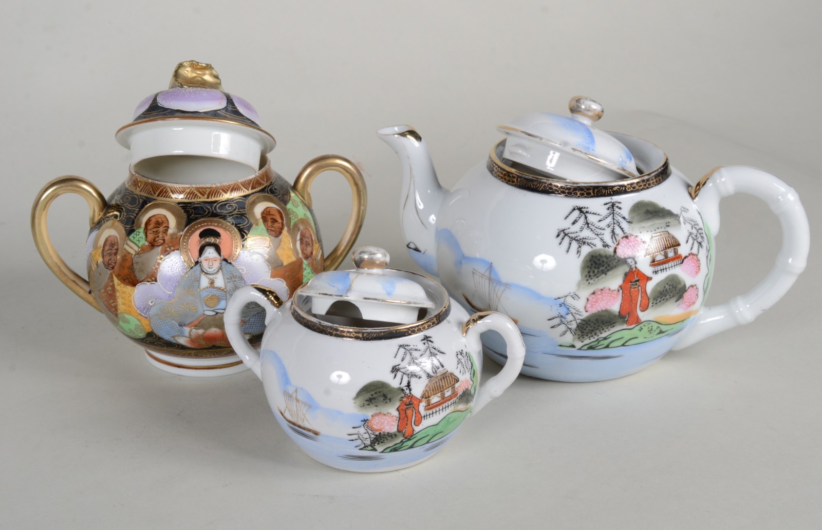 Dois conjuntos de porcelana oriental, sendo um decorado com figuras... - foto 10 de 11