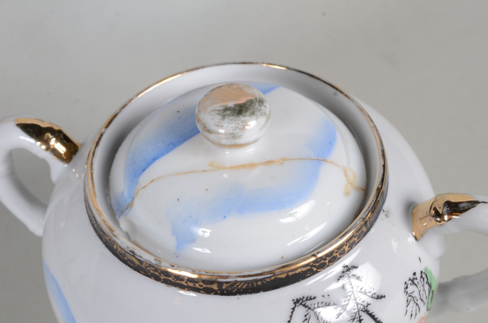 Dois conjuntos de porcelana oriental, sendo um decorado com figuras... - foto 11 de 11
