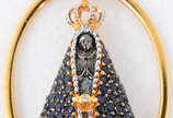 Pingente de ouro, pedras azuis e brilhantes rep... - Pingente de ouro, pedras azuis e brilhantes representando Nossa Senhora Aparecida.