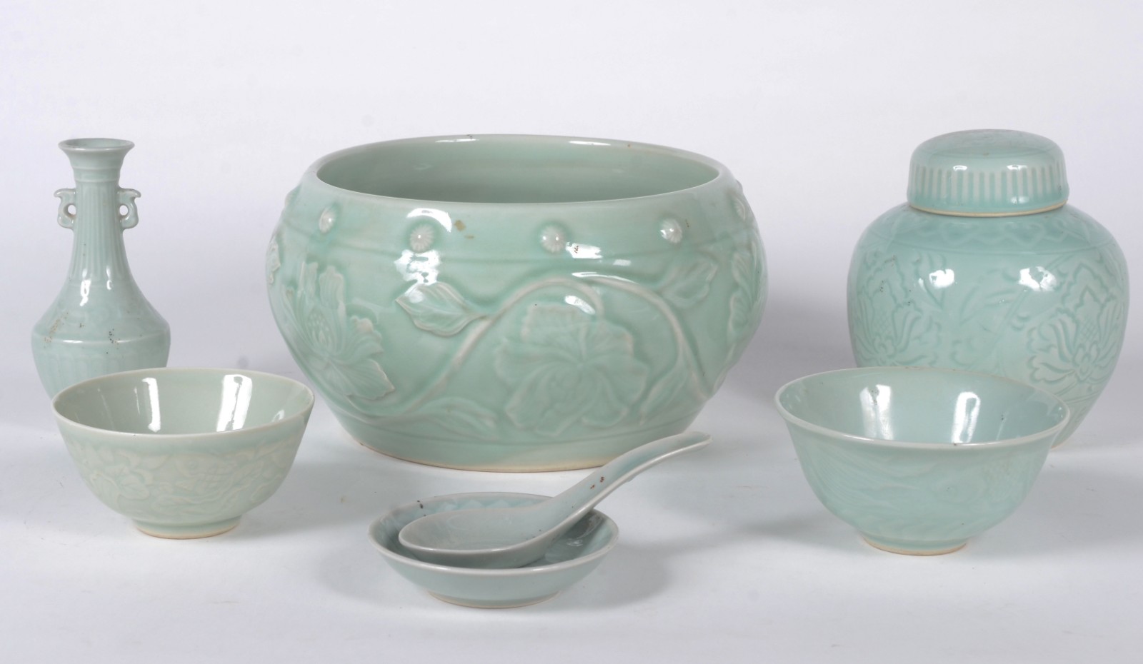 Sete peças de porcelana verde Celadon, sendo: potiche, solifleur... - foto 1 de 9