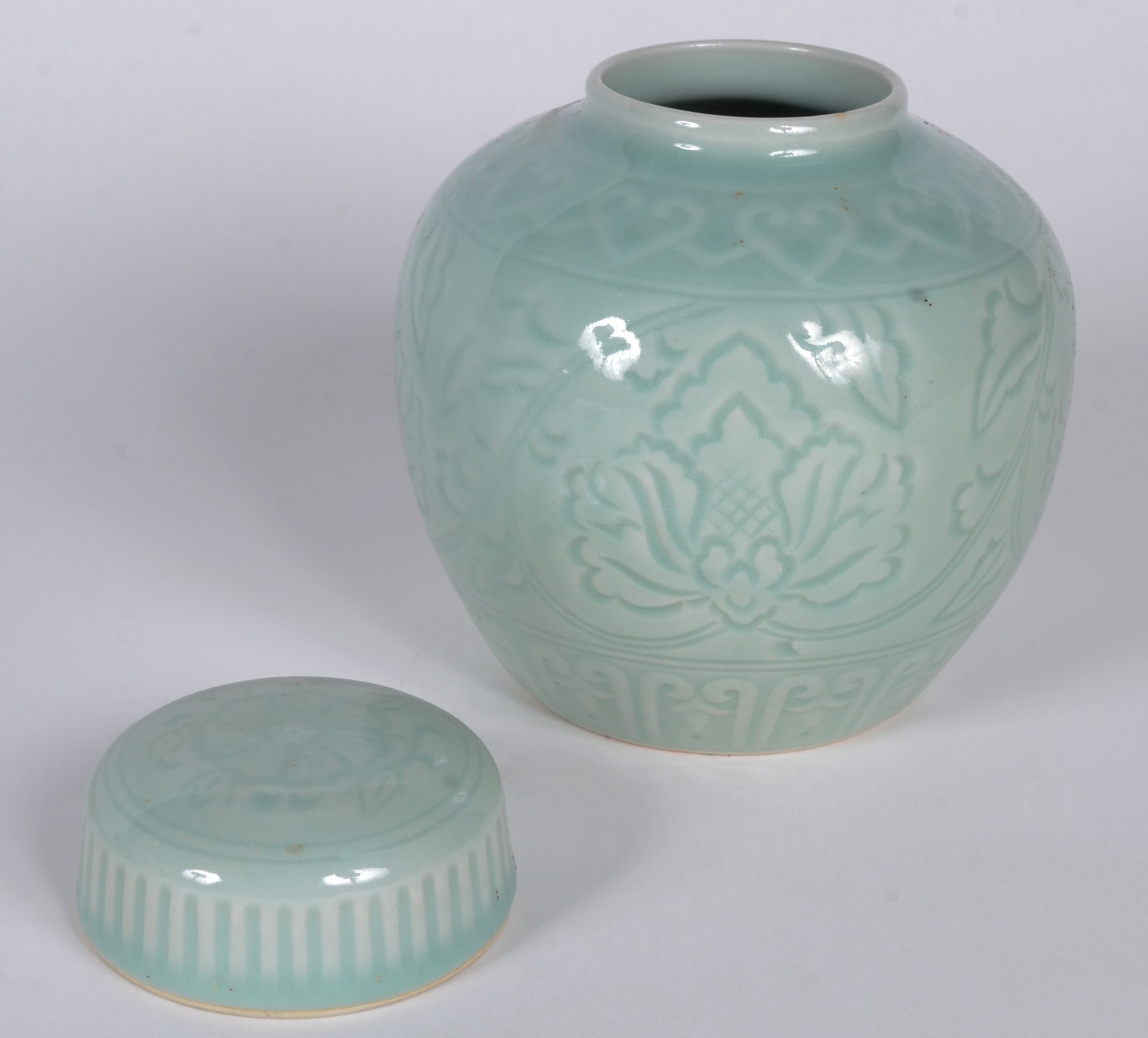 Sete peças de porcelana verde Celadon, sendo: potiche, solifleur... - foto 4 de 9