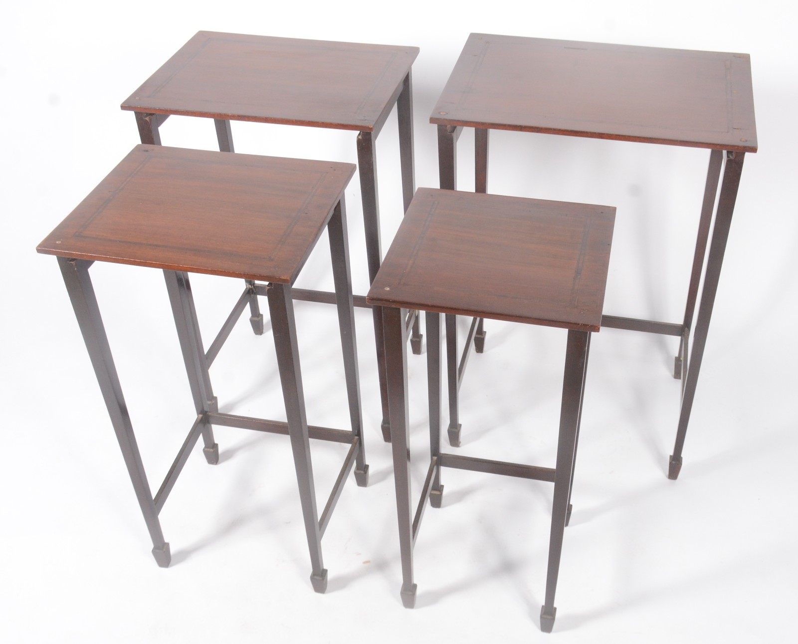 Mesa ninho de madeira nobre com 4 peças encaixadas, tampos... - foto 7 de 11