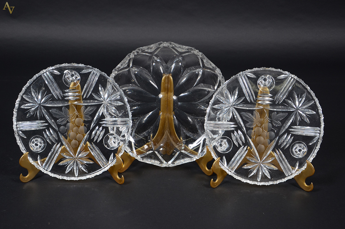 Três pratos para bolo de cristal tcheco lapidado. Diâmetros 26 cm (2...