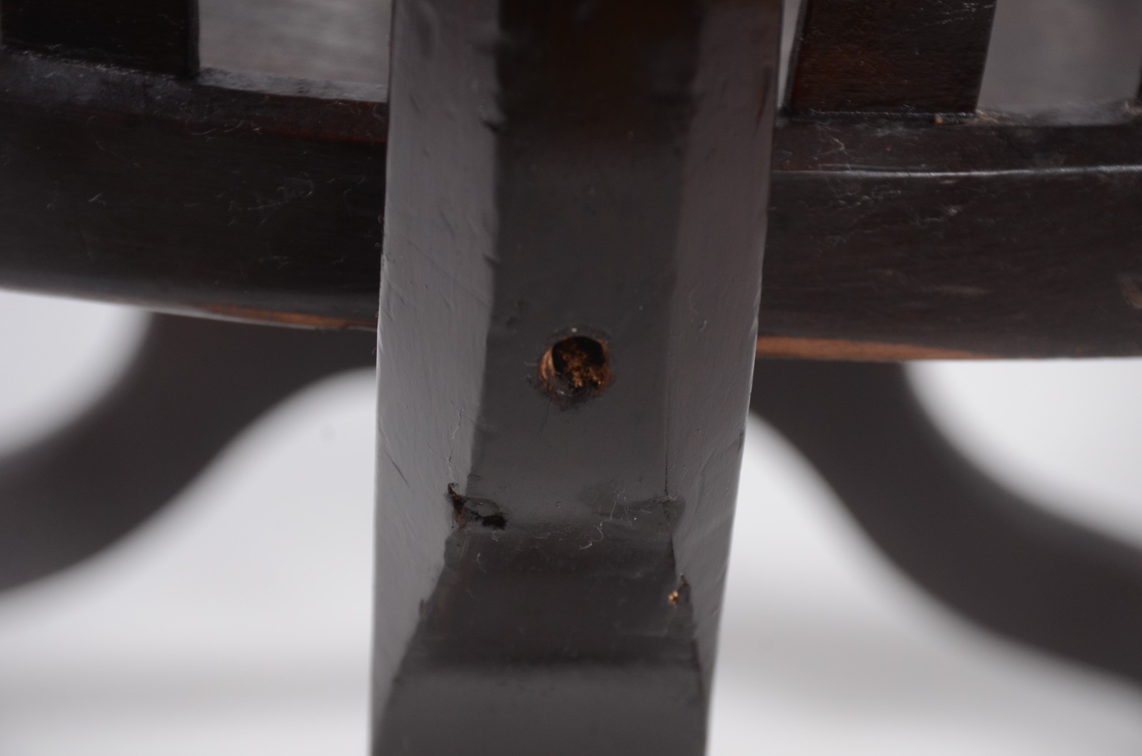 Antigo berço com balanço de madeira nobre, hastes recortadas, base e... - foto 7 de 9
