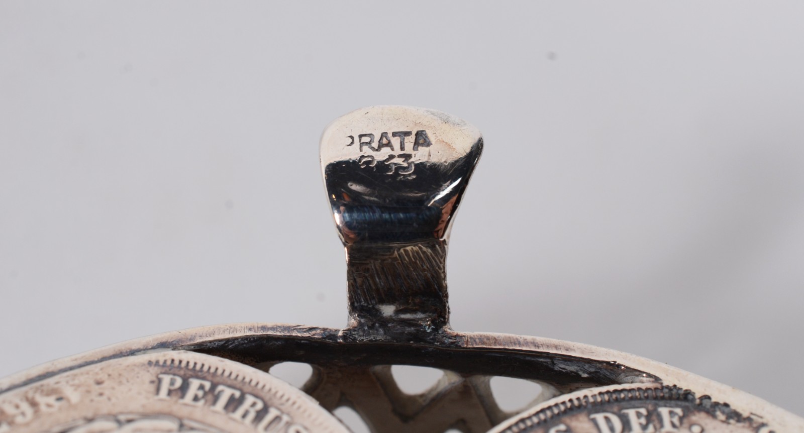 Cinco peças de prata, sendo: 2 salvas com moedas (pés quebrados)... - foto 8 de 11