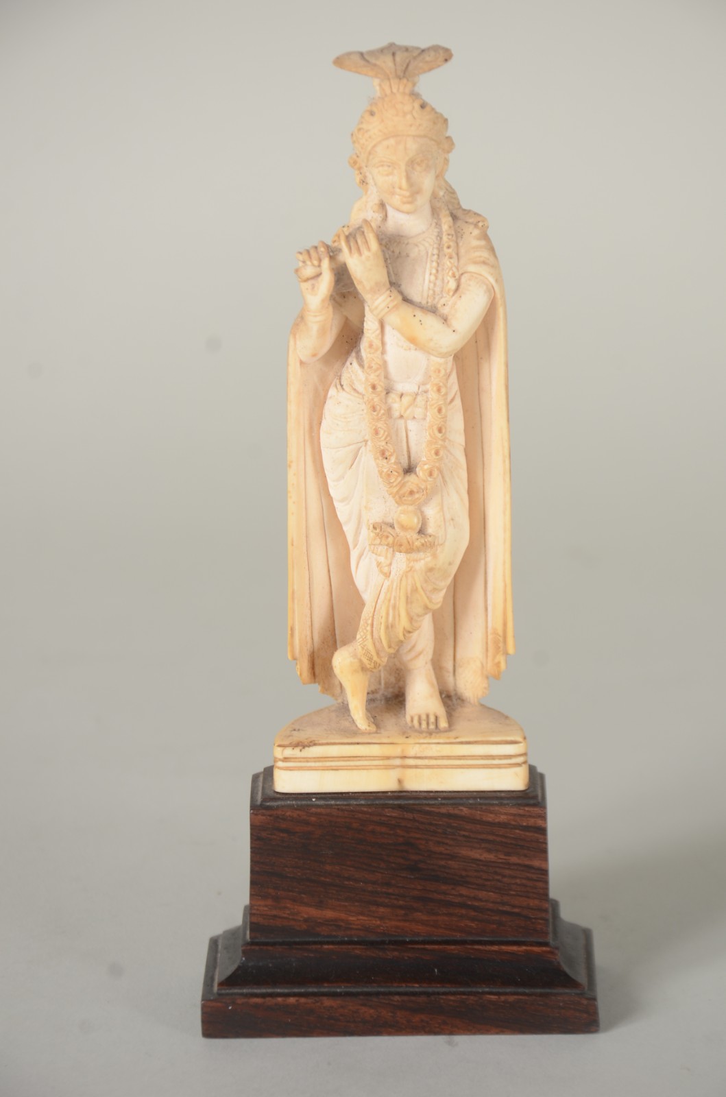 Estatueta de marfim representando figura feminina indiana com flauta... - foto 1 de 7