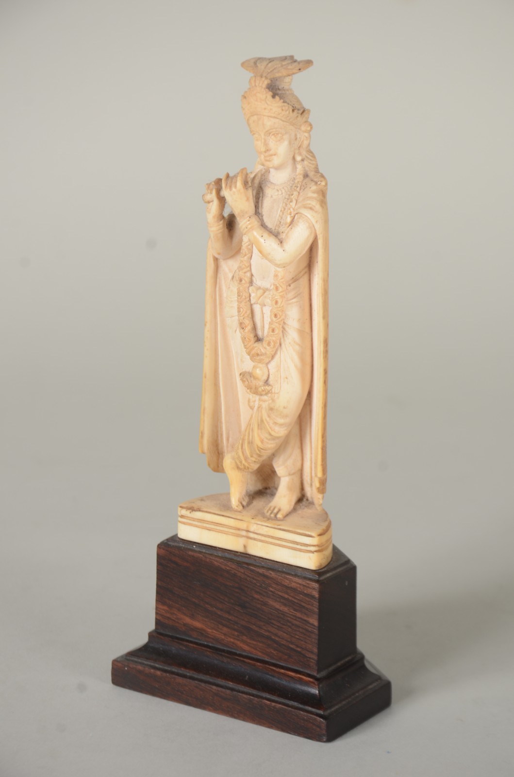 Estatueta de marfim representando figura feminina indiana com flauta... - foto 2 de 7