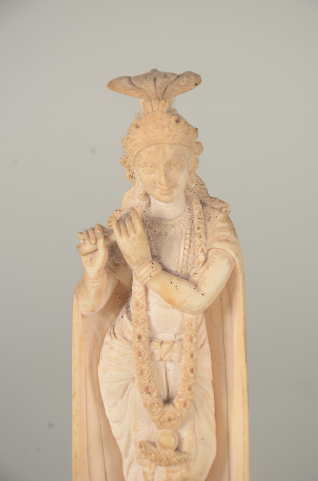 Estatueta de marfim representando figura feminina indiana com flauta... - foto 3 de 7