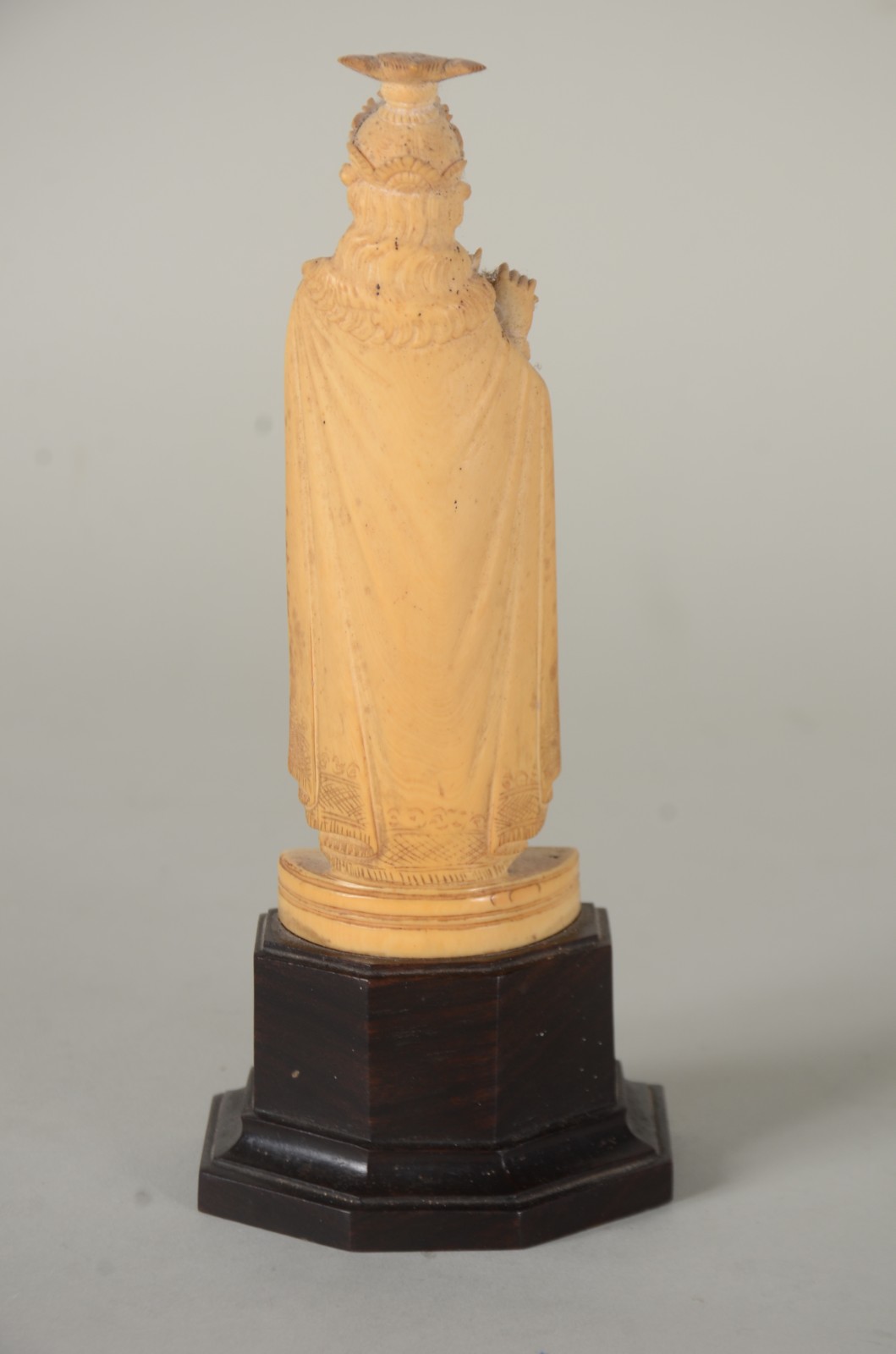 Estatueta de marfim representando figura feminina indiana com flauta... - foto 4 de 7