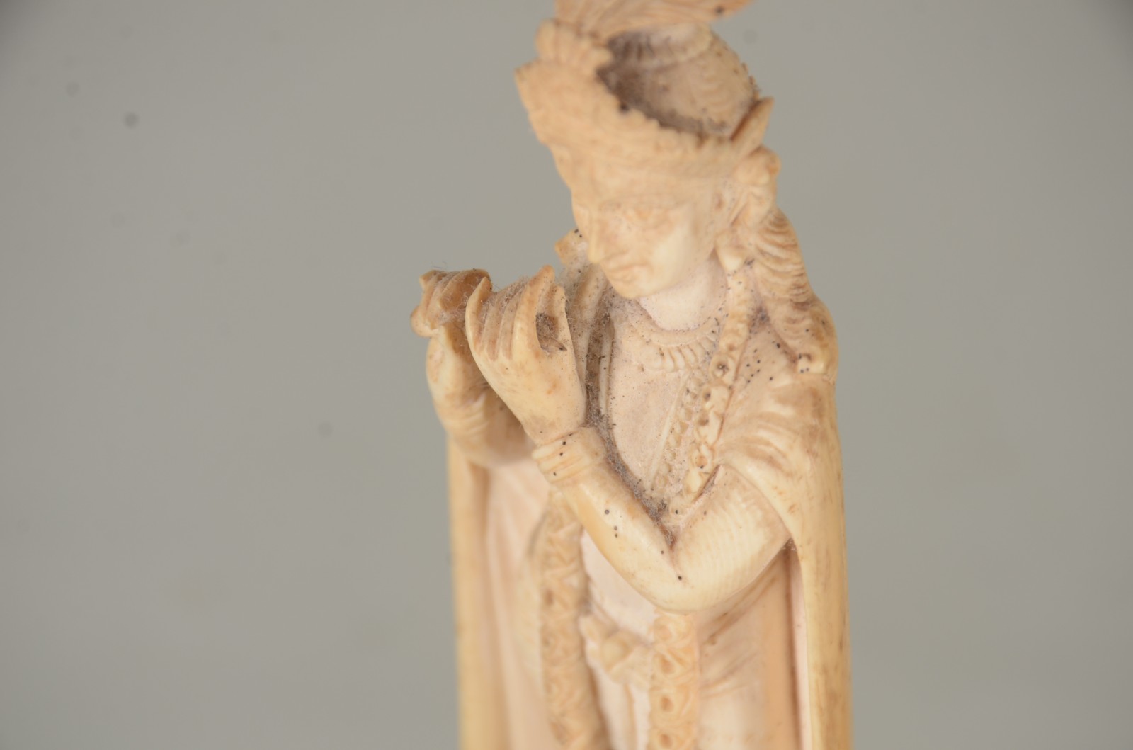 Estatueta de marfim representando figura feminina indiana com flauta... - foto 5 de 7