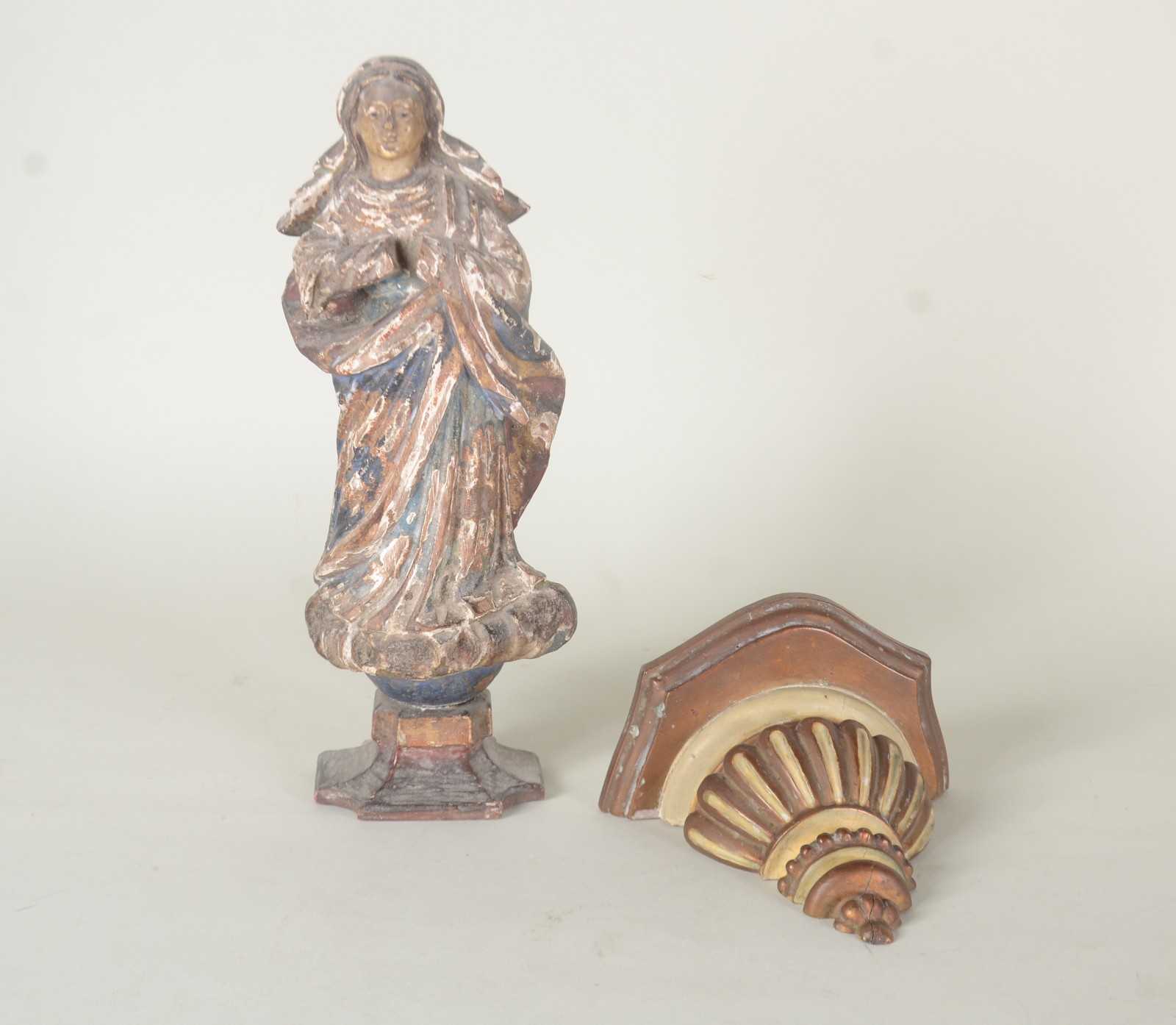 Nossa Senhora - Antiga imagem de madeira policromada, com peanha... - foto 2 de 10