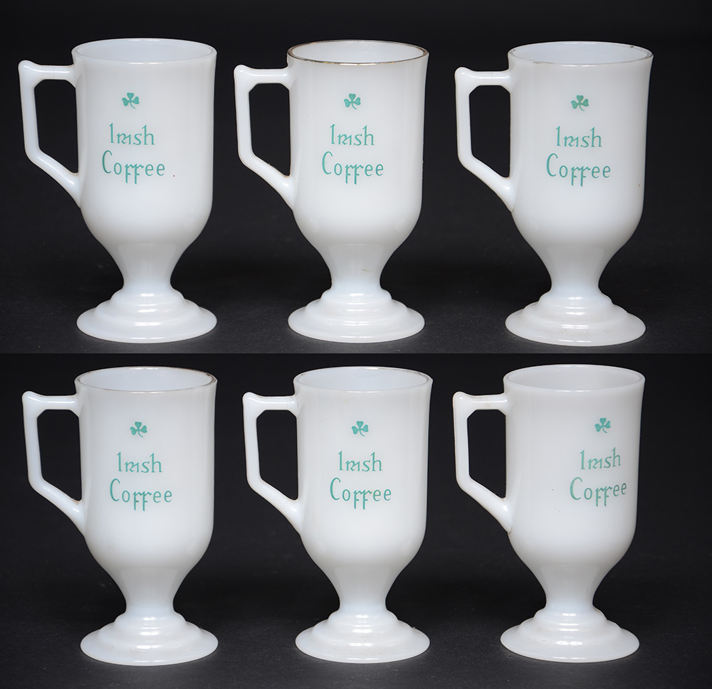 Seis canecas para Irish Coffee de vidro opalinado. Altura 15 cm cada.