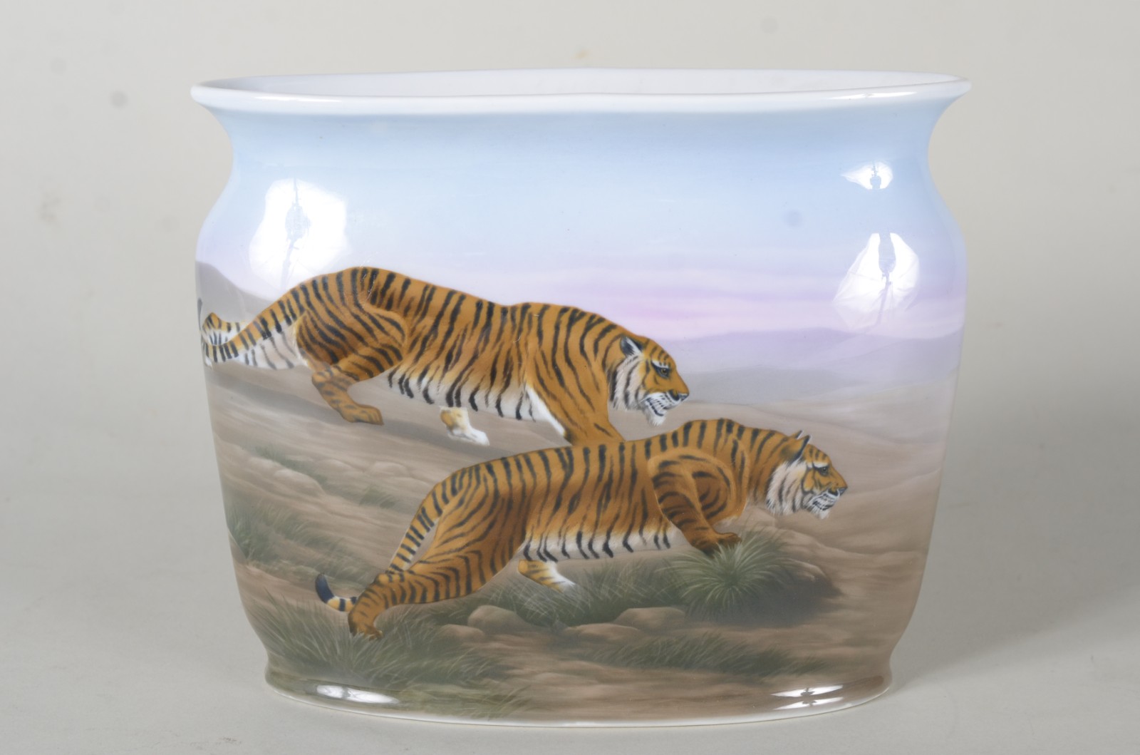 Vaso de porcelana europeia "Kaestner" com figuras de tigres em... - foto 1 de 6