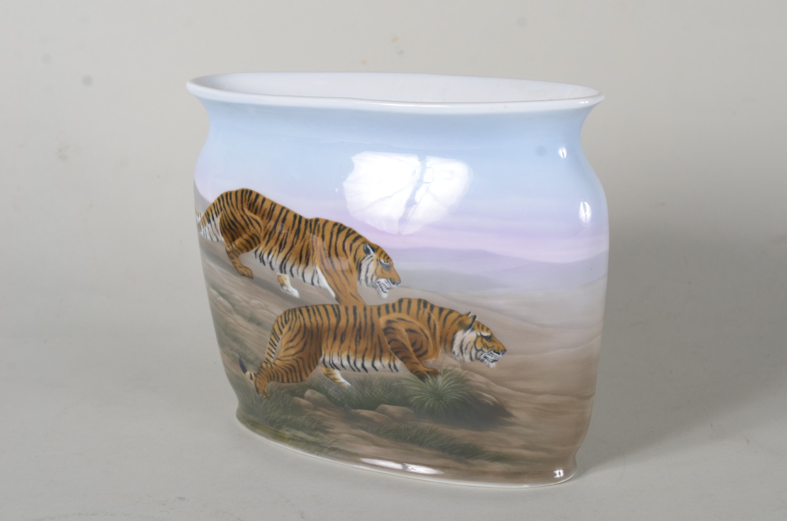 Vaso de porcelana europeia "Kaestner" com figuras de tigres em... - foto 2 de 6