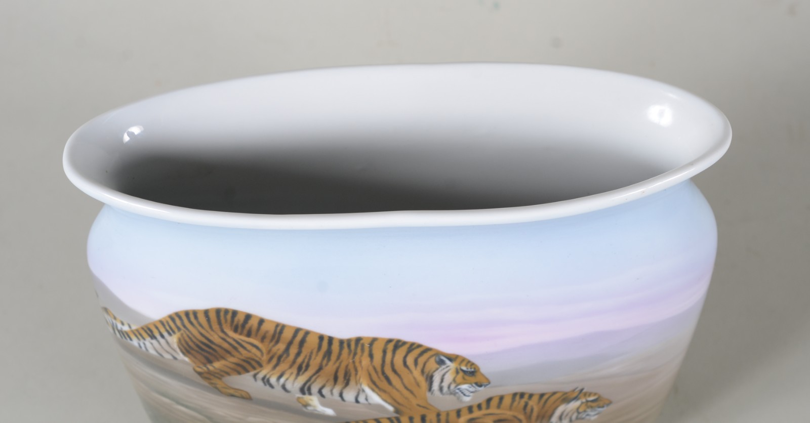 Vaso de porcelana europeia "Kaestner" com figuras de tigres em... - foto 3 de 6
