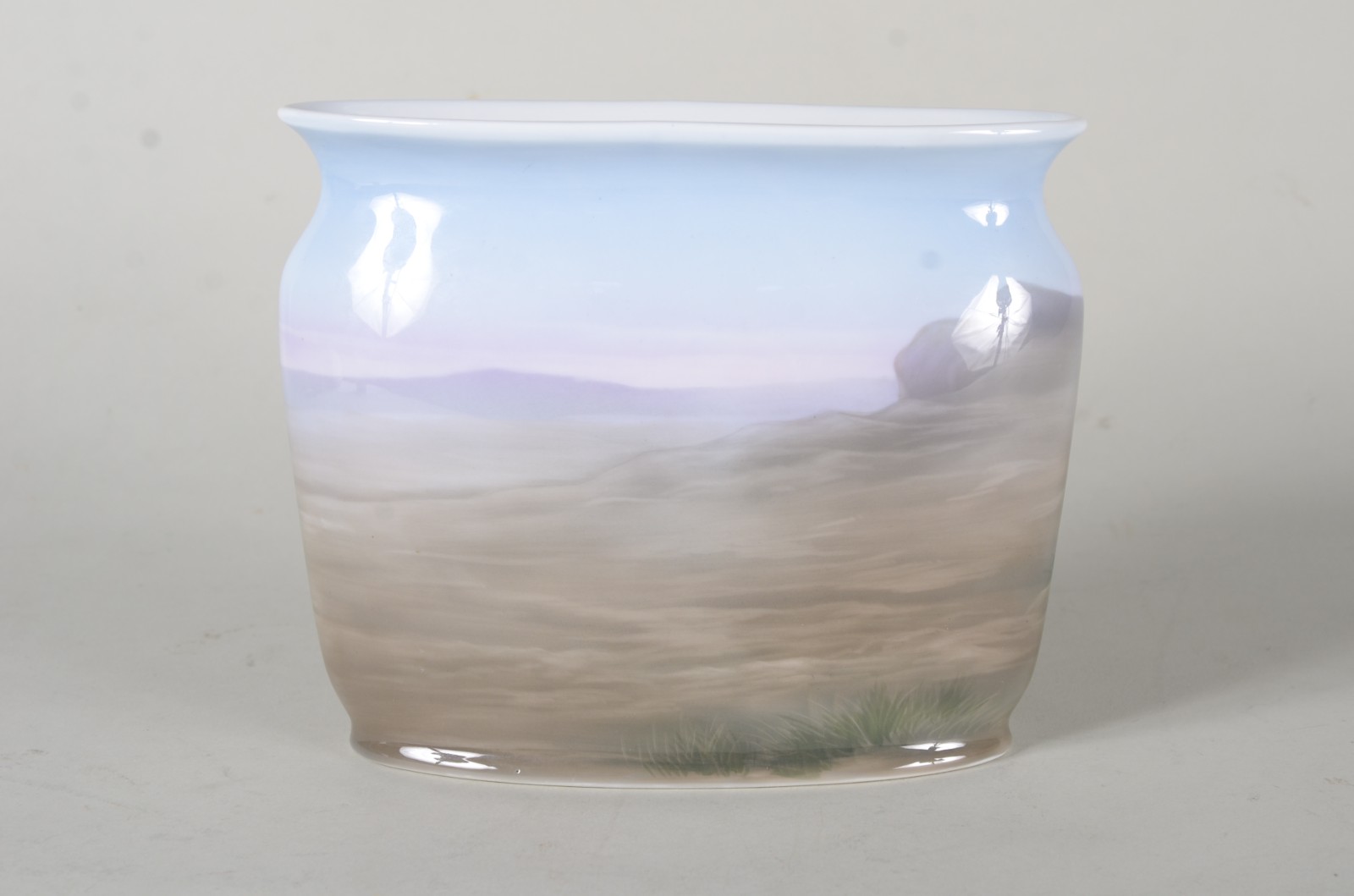 Vaso de porcelana europeia "Kaestner" com figuras de tigres em... - foto 4 de 6