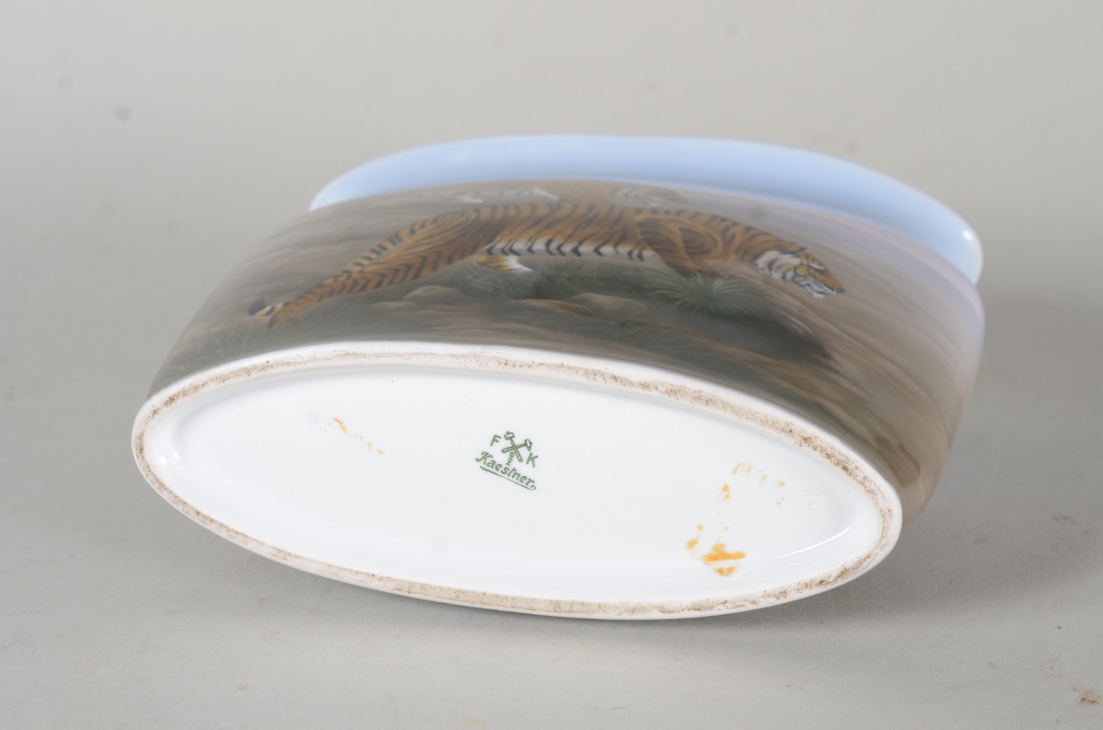 Vaso de porcelana europeia "Kaestner" com figuras de tigres em... - foto 5 de 6