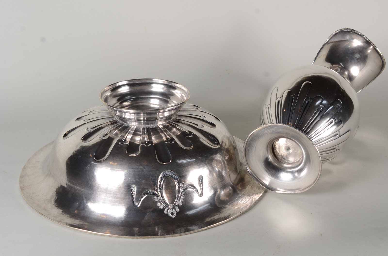 Jarra com bacia de prata portuguesa, contraste Javali, decorados com... - foto 10 de 11