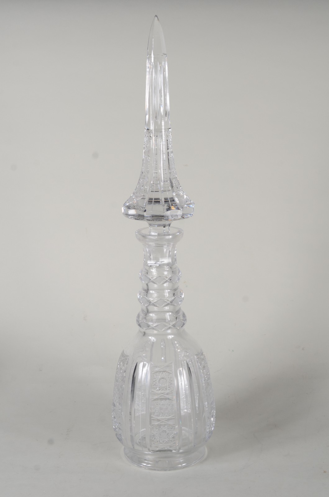 Grande garrafa de cristal europeu lapidada. - foto 1 de 11