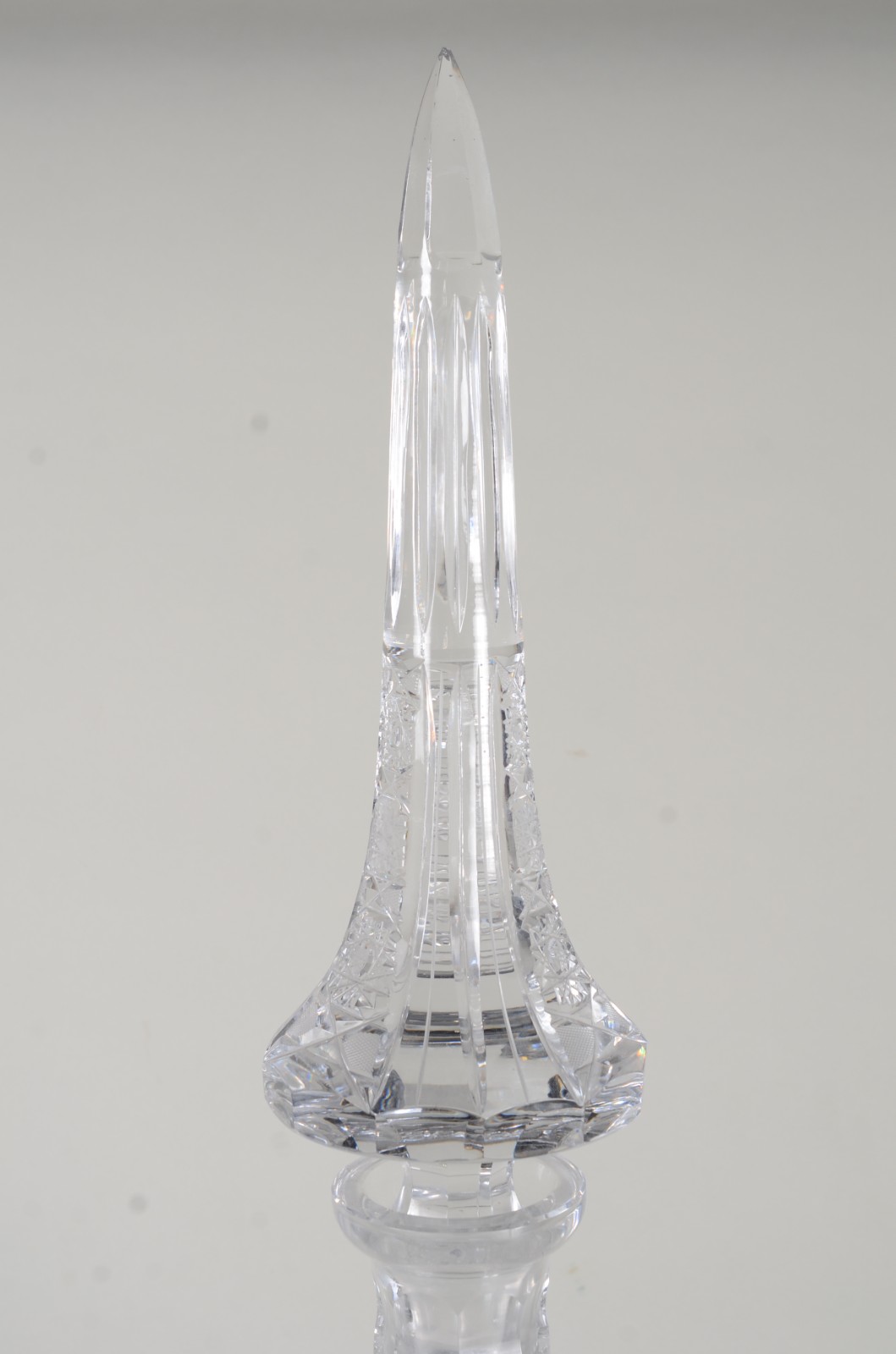 Grande garrafa de cristal europeu lapidada. - foto 2 de 11