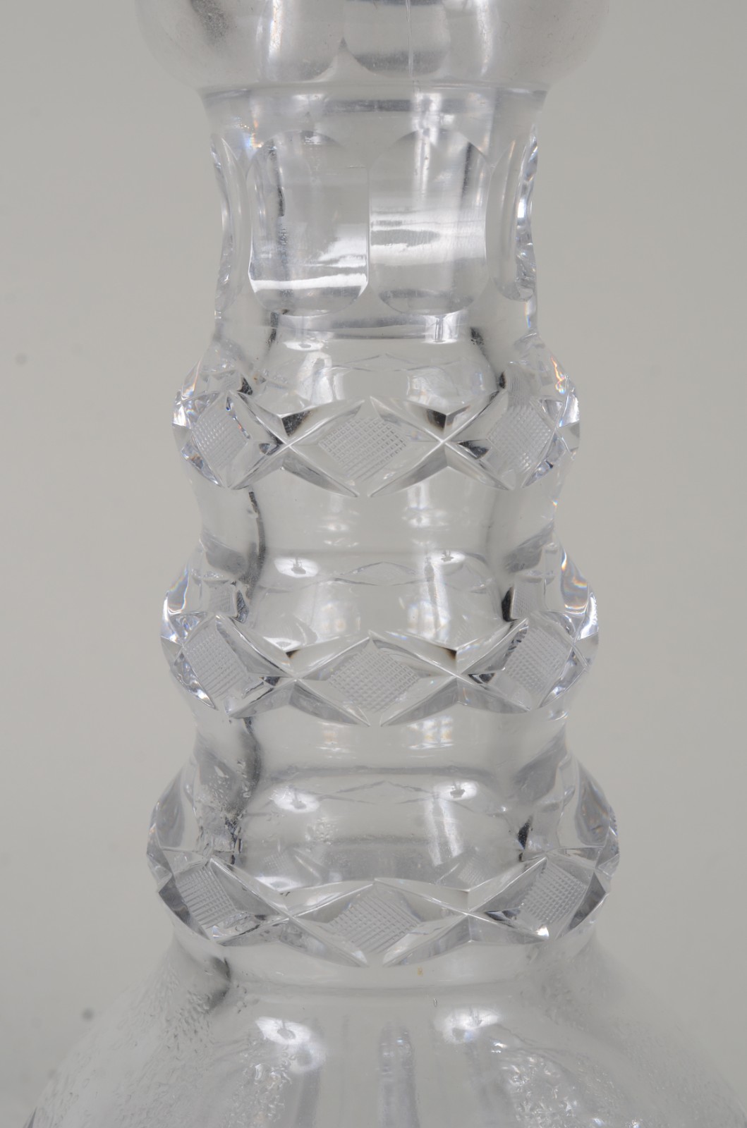 Grande garrafa de cristal europeu lapidada. - foto 4 de 11