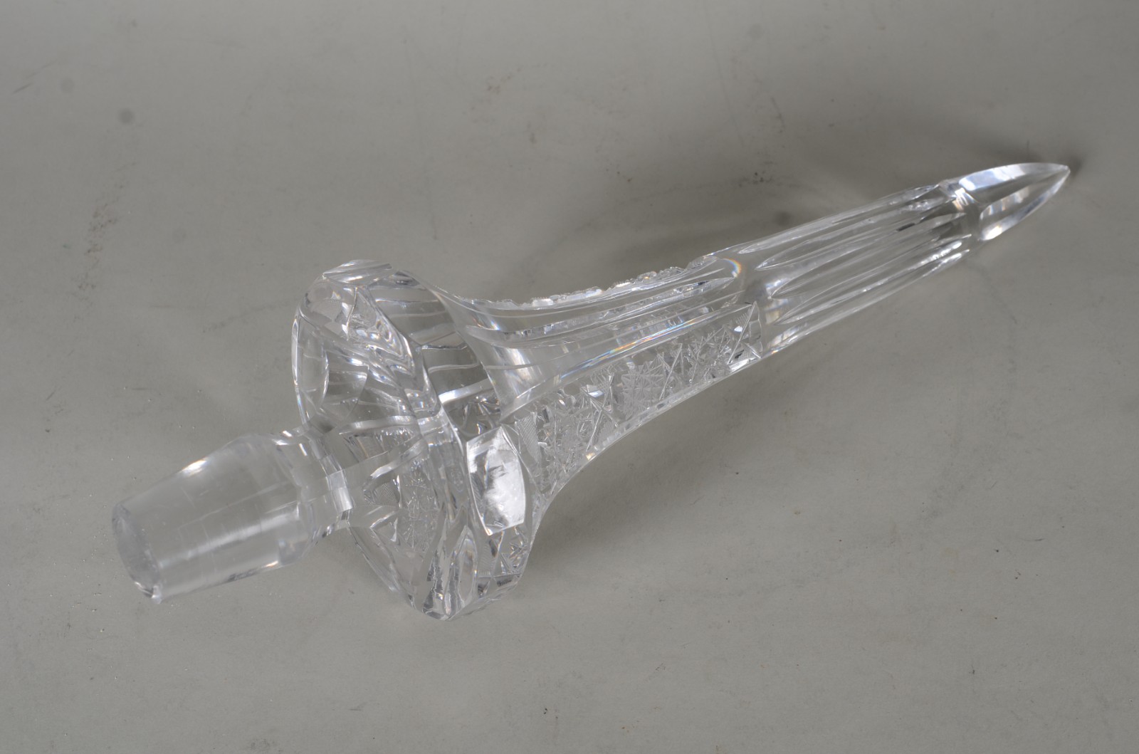 Grande garrafa de cristal europeu lapidada. - foto 8 de 11