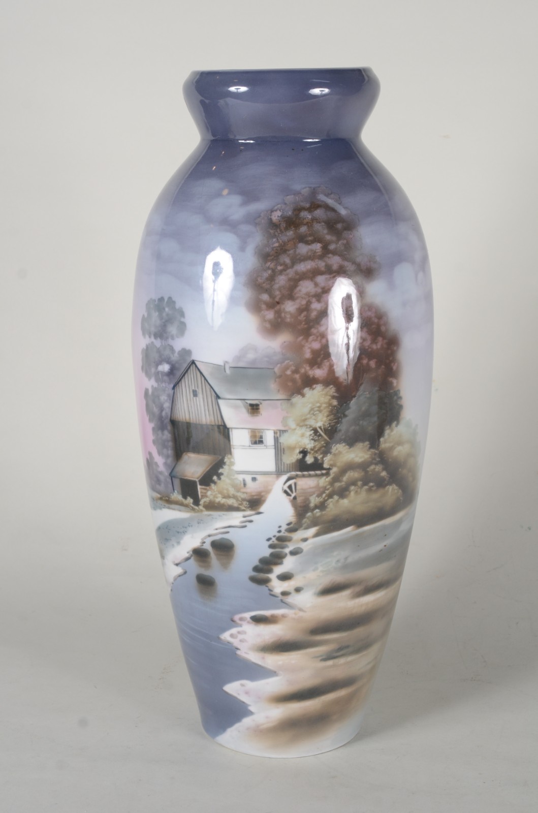 Vaso de porcelana europeia decorado com paisagem em policromia sobre... - foto 1 de 6