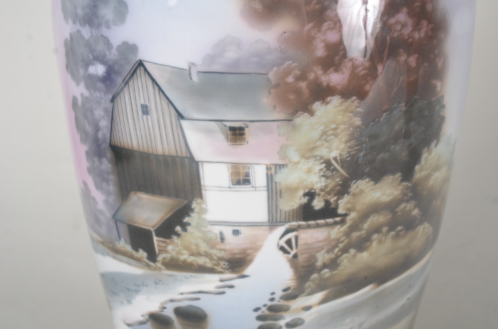 Vaso de porcelana europeia decorado com paisagem em policromia sobre... - foto 2 de 6